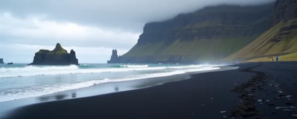 la-plage-de-reynisfjara-en-islande-beaute-sauvage-et-sable-noir-volcanique