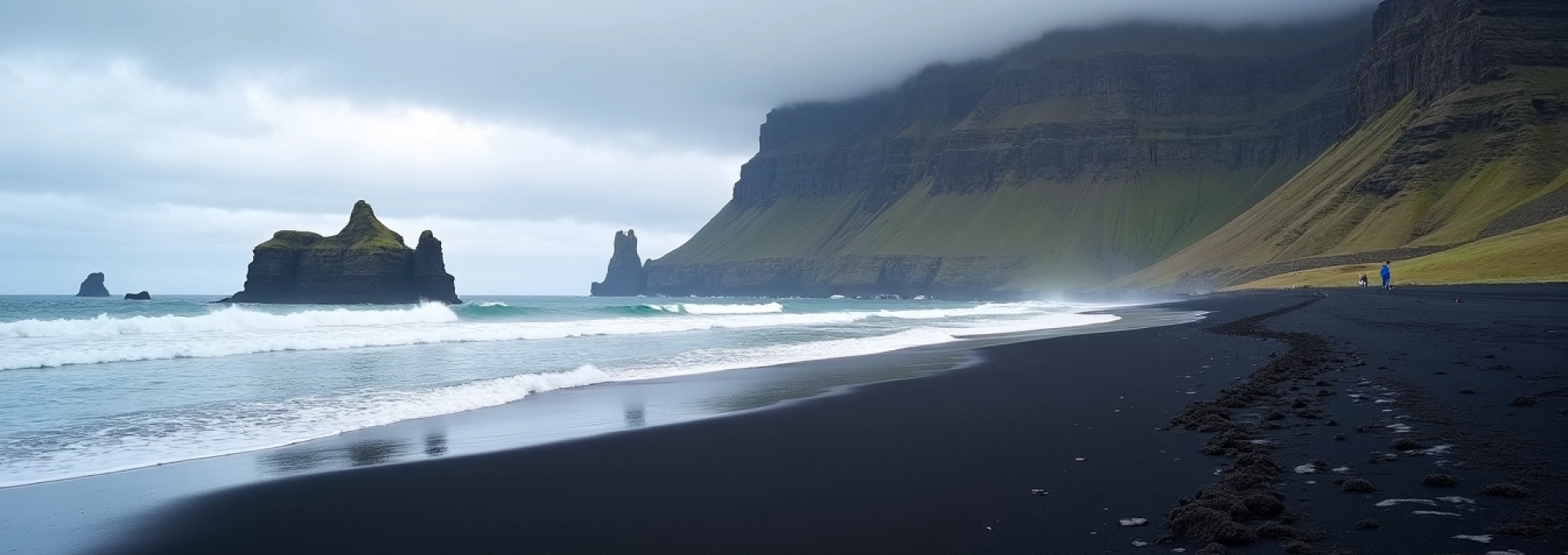 la-plage-de-reynisfjara-en-islande-beaute-sauvage-et-sable-noir-volcanique